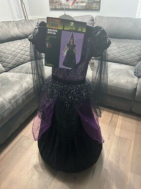 Totally ghoul deluxe witch child costume. NWT large(hs)